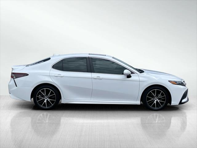 2022 Toyota Camry SE Hybrid