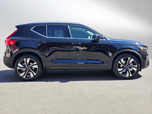 2025 Volvo XC40 B5 Ultra Bright Theme