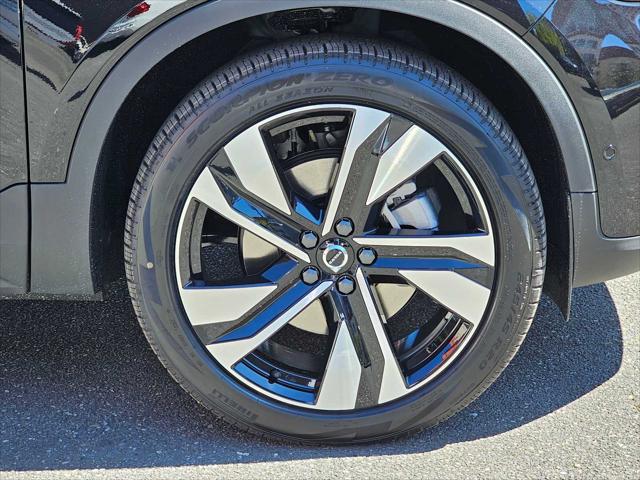 2025 Volvo XC40 B5 Ultra Bright Theme
