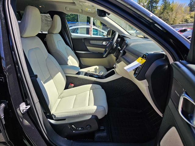 2025 Volvo XC40 B5 Ultra Bright Theme