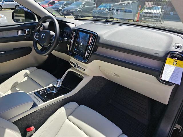 2025 Volvo XC40 B5 Ultra Bright Theme