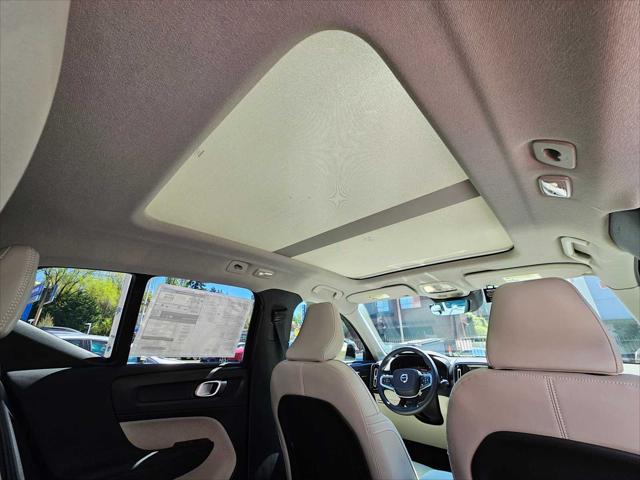 2025 Volvo XC40 B5 Ultra Bright Theme