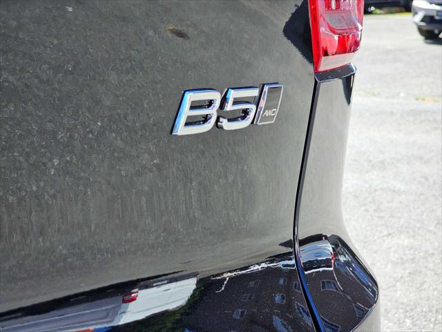 2025 Volvo XC40 B5 Ultra Bright Theme