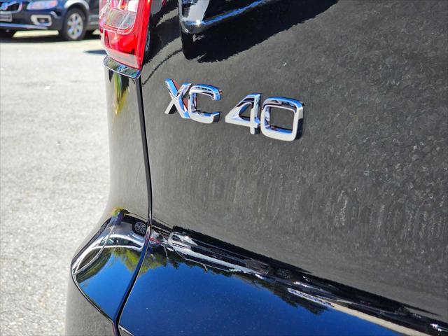 2025 Volvo XC40 B5 Ultra Bright Theme