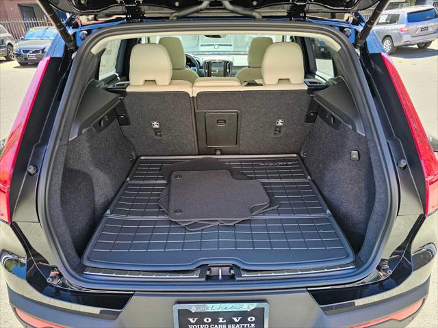 2025 Volvo XC40 B5 Ultra Bright Theme
