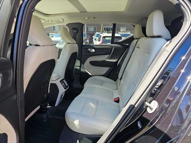 2025 Volvo XC40 B5 Ultra Bright Theme