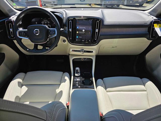 2025 Volvo XC40 B5 Ultra Bright Theme
