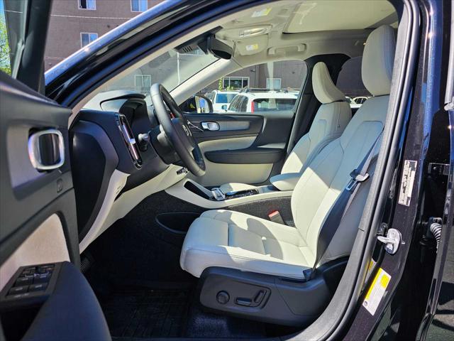 2025 Volvo XC40 B5 Ultra Bright Theme
