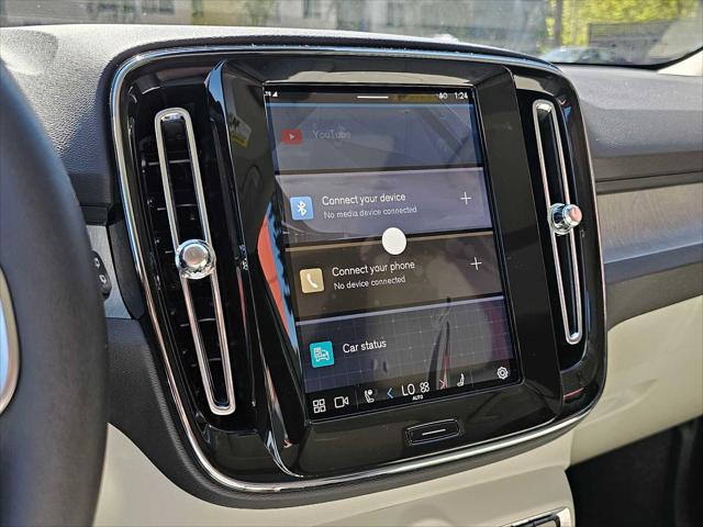 2025 Volvo XC40 B5 Ultra Bright Theme