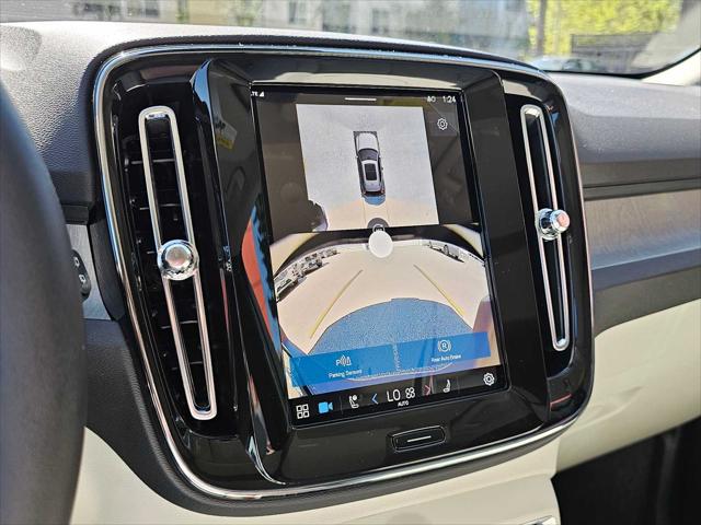 2025 Volvo XC40 B5 Ultra Bright Theme