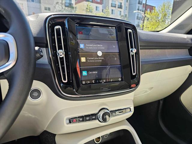 2025 Volvo XC40 B5 Ultra Bright Theme