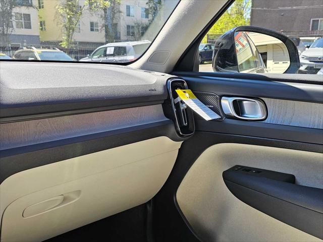 2025 Volvo XC40 B5 Ultra Bright Theme