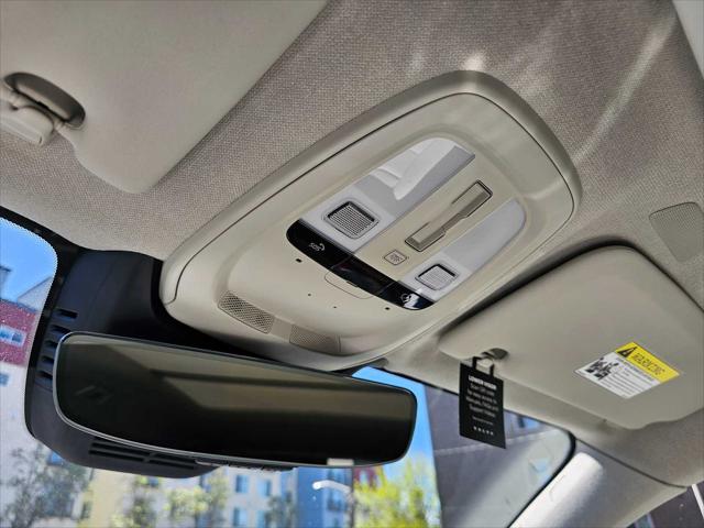 2025 Volvo XC40 B5 Ultra Bright Theme