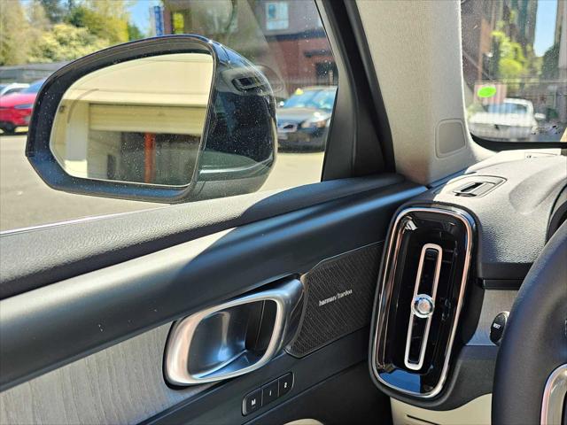 2025 Volvo XC40 B5 Ultra Bright Theme