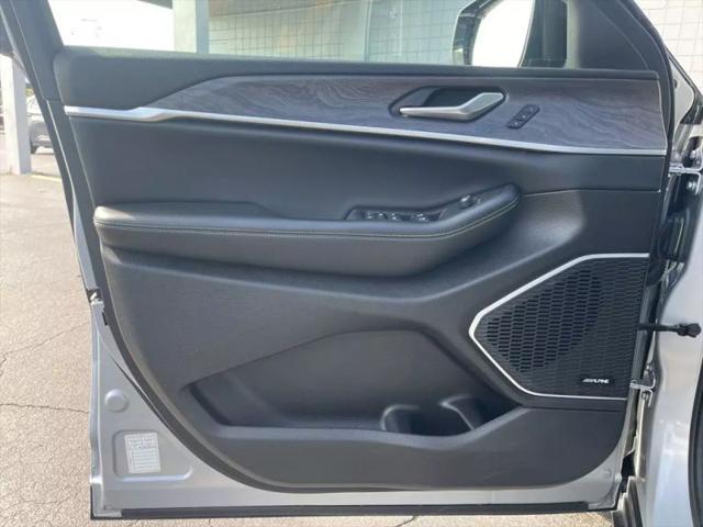 2023 Jeep Grand Cherokee Base