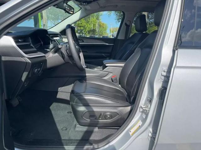 2023 Jeep Grand Cherokee Base