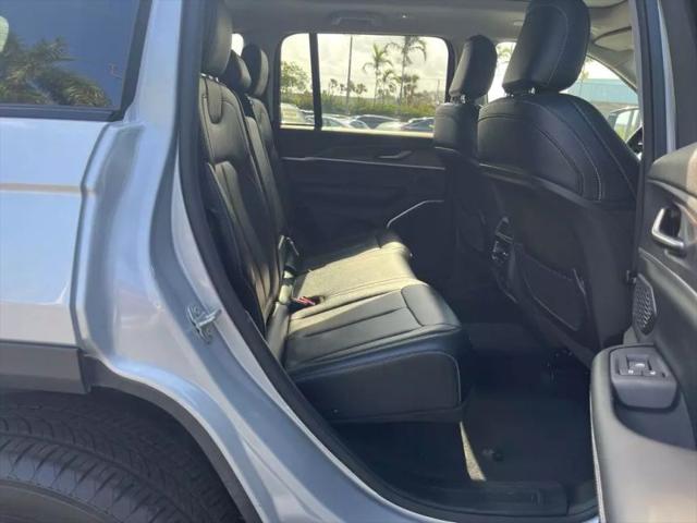 2023 Jeep Grand Cherokee Base