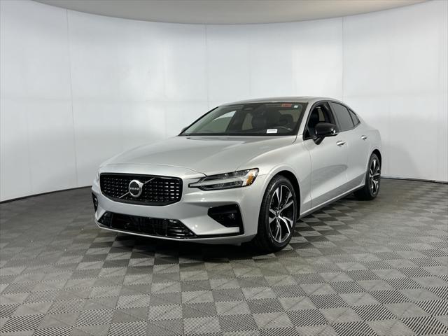 2024 Volvo S60 B5 Core Dark Theme