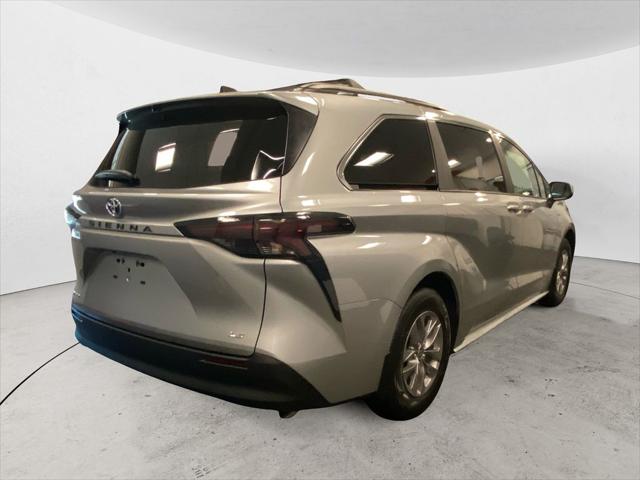 2025 Toyota Sienna LE