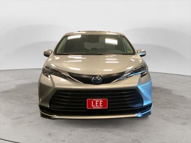 2025 Toyota Sienna LE