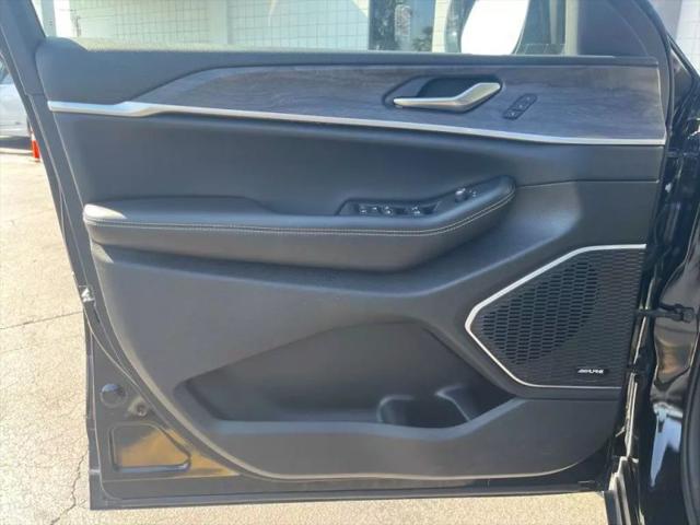 2023 Jeep Grand Cherokee Base