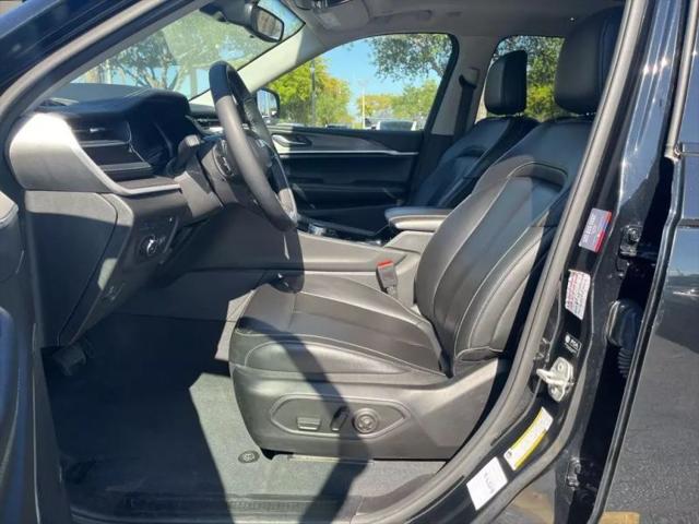 2023 Jeep Grand Cherokee Base