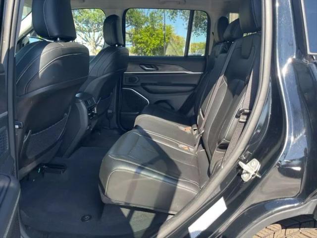 2023 Jeep Grand Cherokee Base