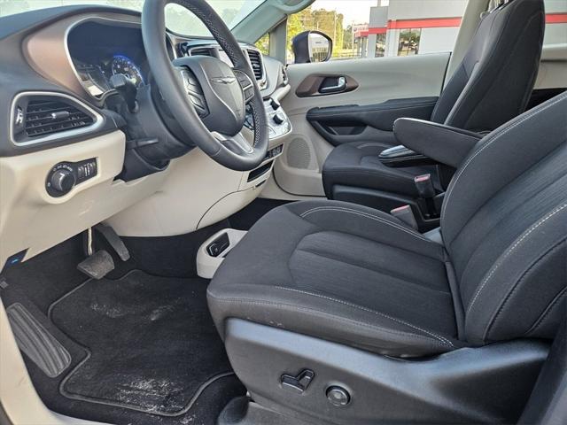 2024 Chrysler Voyager LX