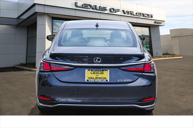2025 Lexus ES 300h Unknown