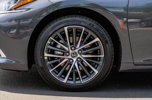 2025 Lexus ES 300h Unknown