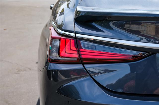 2025 Lexus ES 300h Unknown