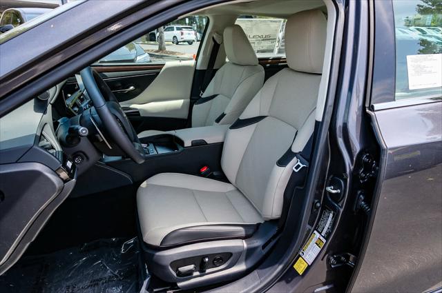 2025 Lexus ES 300h Unknown