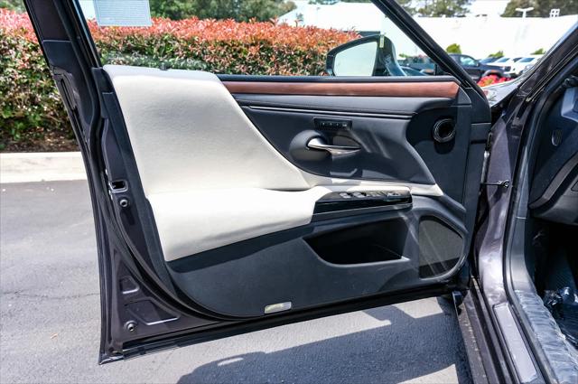 2025 Lexus ES 300h Unknown