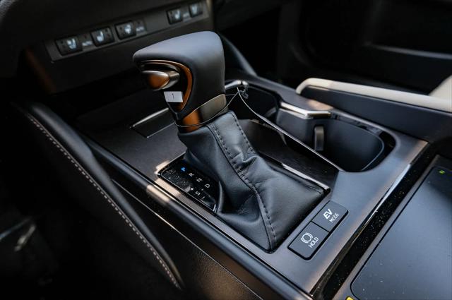 2025 Lexus ES 300h Unknown