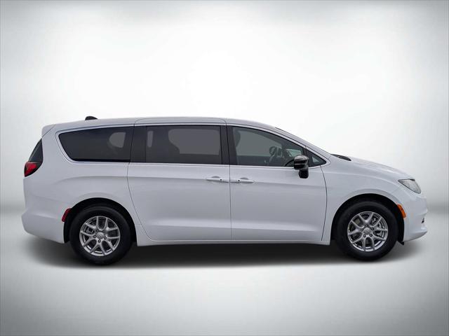 2025 Chrysler Voyager VOYAGER LX