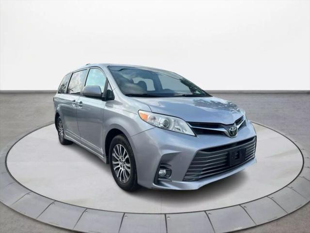 2018 Toyota Sienna XLE 8 Passenger for sale in Houston, TX