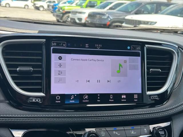 2025 Chrysler Pacifica Select
