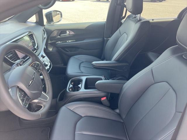 2025 Chrysler Voyager VOYAGER LX