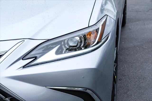 2025 Lexus ES 300h Unknown