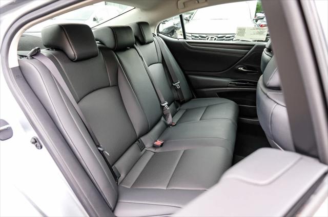 2025 Lexus ES 300h Unknown