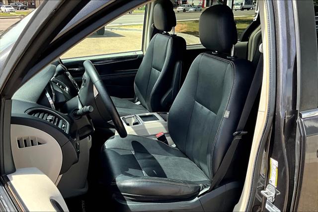 Used 2015 Chrysler Town & Country For Sale in Lubbock, TX