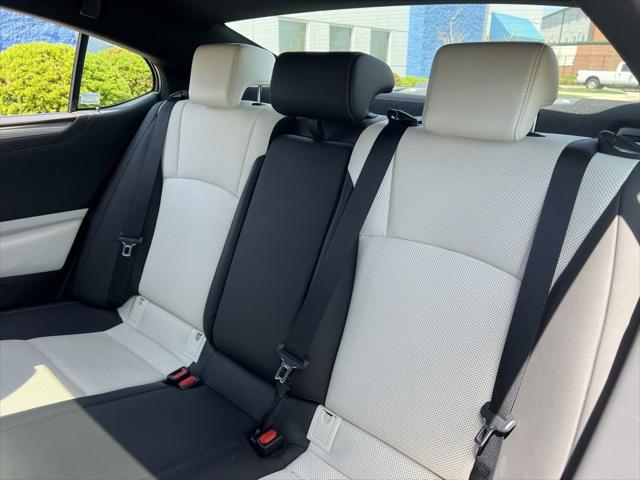 2022 Lexus ES 300h F SPORT