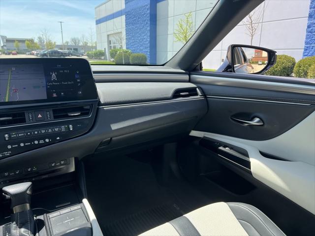 2022 Lexus ES 300h F SPORT