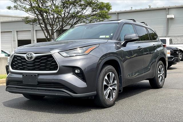 Used 2022 Toyota Highlander XLE with VIN 5TDGZRBH7NS591525 for sale in Olive Branch, MS