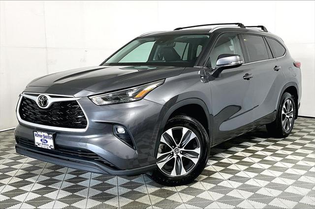 Used 2022 Toyota Highlander XLE with VIN 5TDGZRBH7NS591525 for sale in Olive Branch, MS