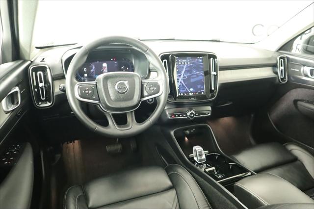 2023 Volvo XC40 B4 Ultimate Dark Theme