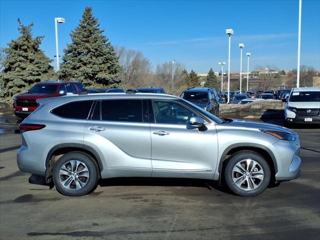 Used 2022 Toyota Highlander XLE with VIN 5TDGBRCH6NS554968 for sale in Burnsville, Minnesota