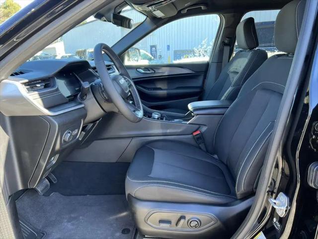 2025 Jeep Grand Cherokee L Laredo 4x4