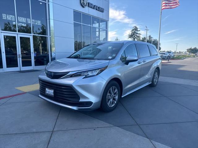 2023 Toyota Sienna LE