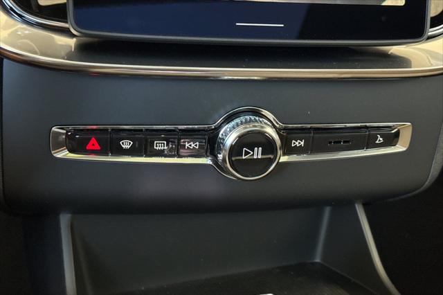 2025 Volvo XC90 B6 Core